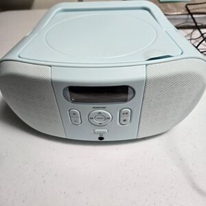 ONN  Portable Boombox  CD Player  Digital  FM Radio Excellent Condition.